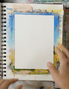 Gabarit coloré posé sur une page blanche de carnet de peinture avant de commencer à peindre